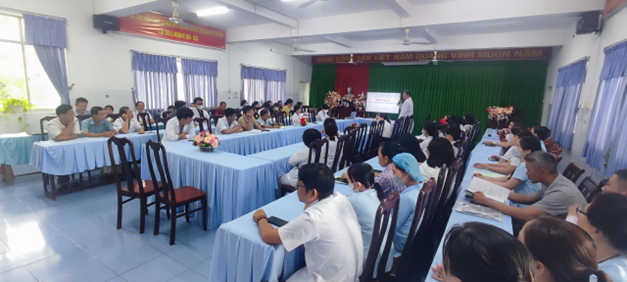 Trung tâm Y tế Tịnh Biên tăng cường kiểm soát nhiễm khuẩn triển khai: tập huấn cho nhân viên y tế