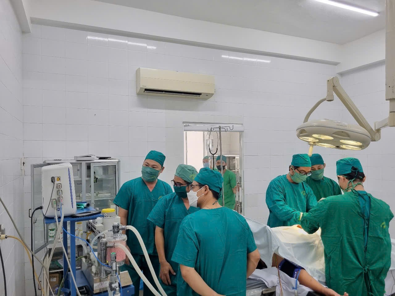 Nguyetj Trien khai phau thuật2