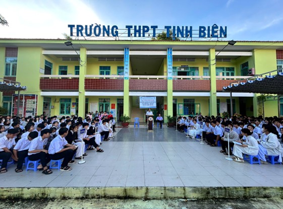Trung tâm Y tế Tịnh Biên: Tuyên truyền Dân số và Phát triển trong nhà trường năm 2025 Trung tâm Y tế Tịnh Biên: Tuyên truyền Dân số và Phát triển trong nhà trường năm 2025